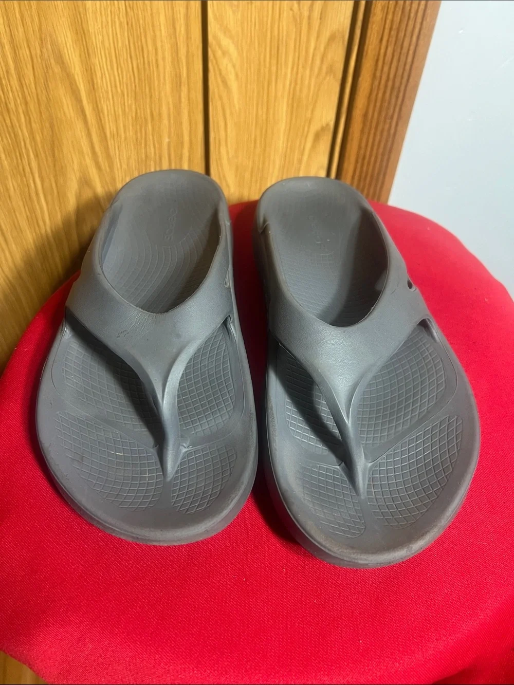 OOFOS Gray Men's Flip-Flop Sandals